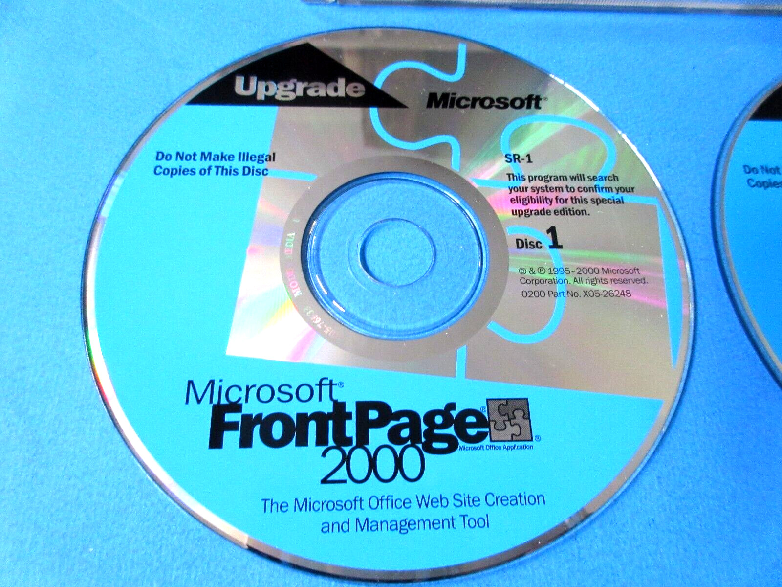 Microsoft Office FrontPage 2000 Upgrade Version w Product Key 2 CD Set and Book