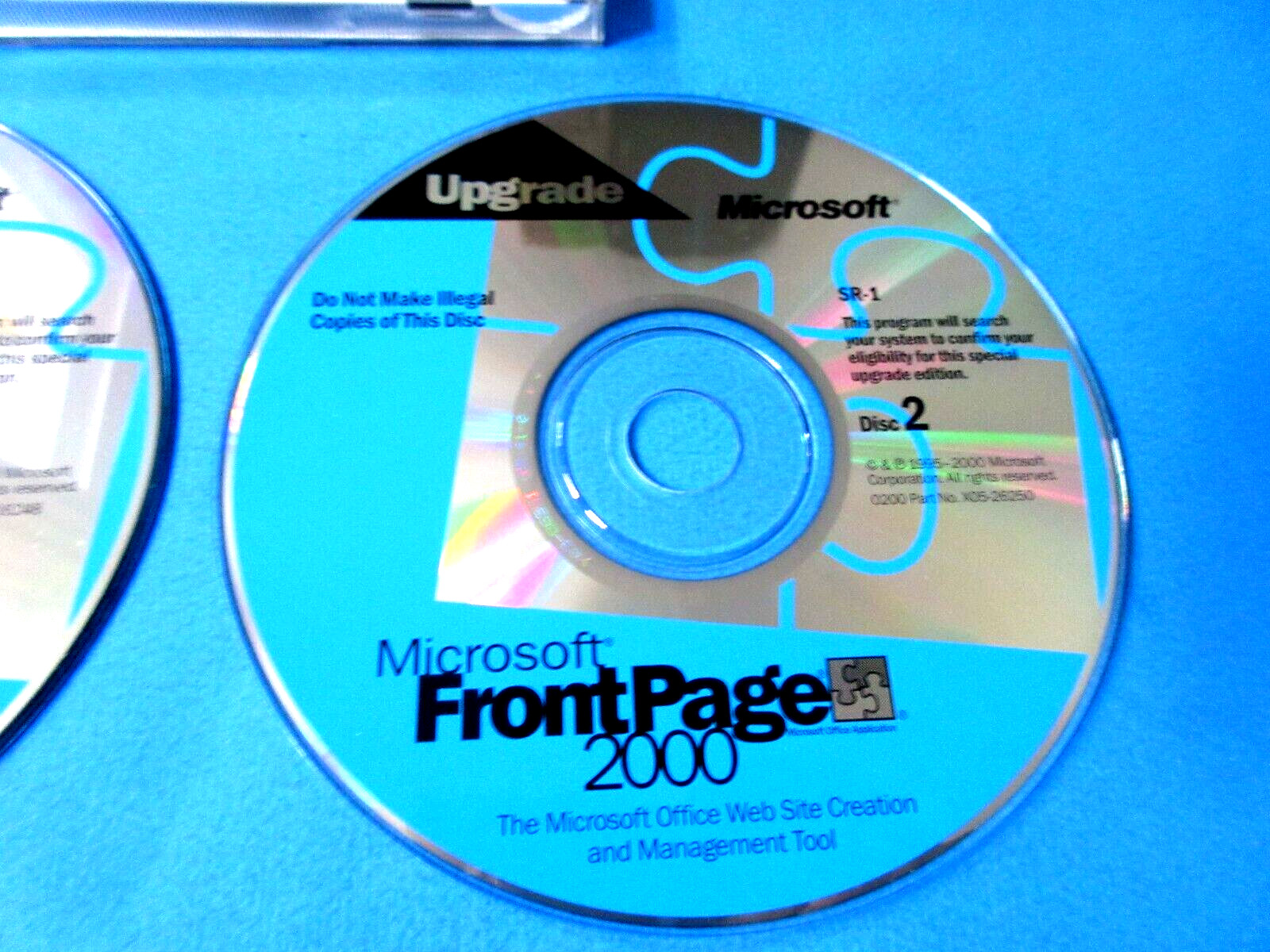 Microsoft Office FrontPage 2000 Upgrade Version w Product Key 2 CD Set and Book